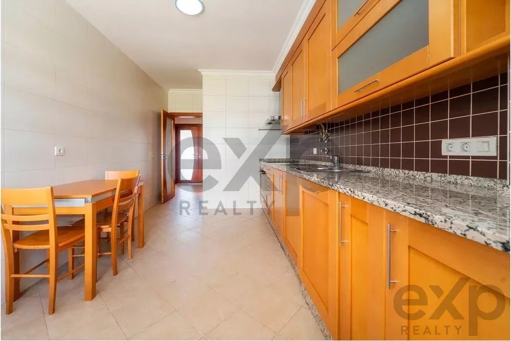 Spacious 4 bedroom apartment in Olhão, located in a luxurious condominium with two shared swimming pools and gym. Expansive interiors and terrace.