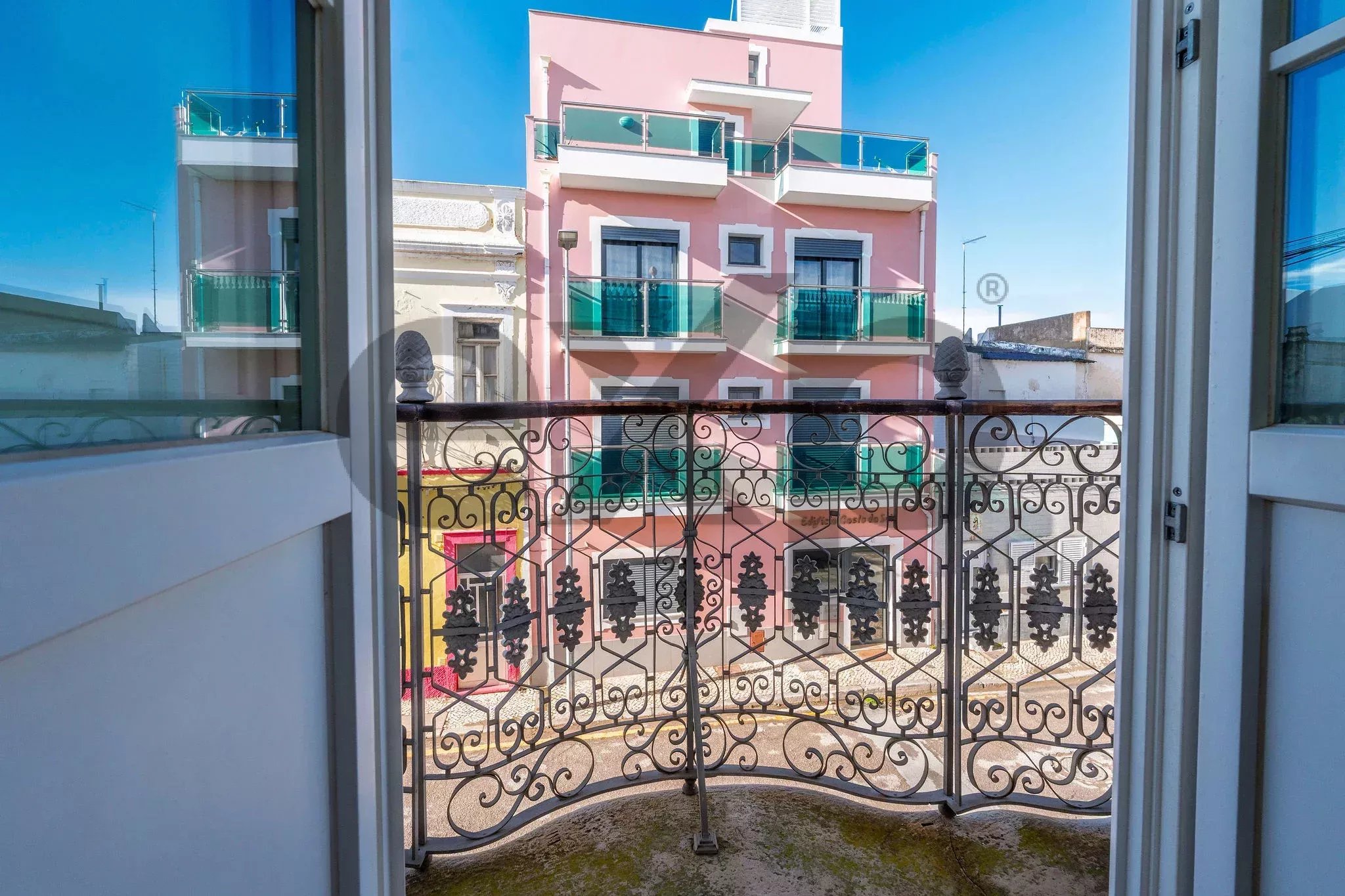 Stunning Large Townhouse in the Heart of Olhão