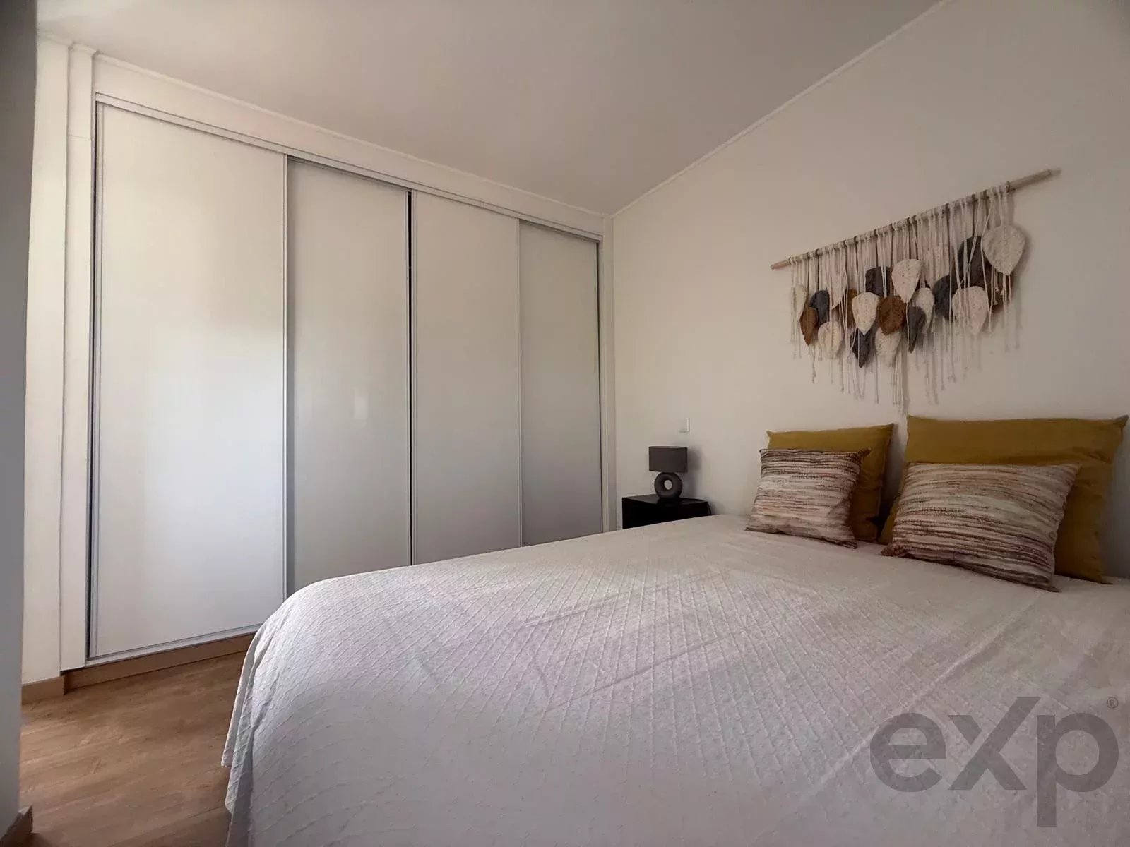 Villa individuelle en Algarve, rénovée en 2023. 4 chambres, 2 salles de bain, 108 m² sur un terrain de 1.100 m². Permis d’agrandissement jusqu’à 300 m². Jardin orienté au sud, piscine, à proximité de l’aéroport de Faro. Idéale pour Airbnb ou pour y vivre en famille.