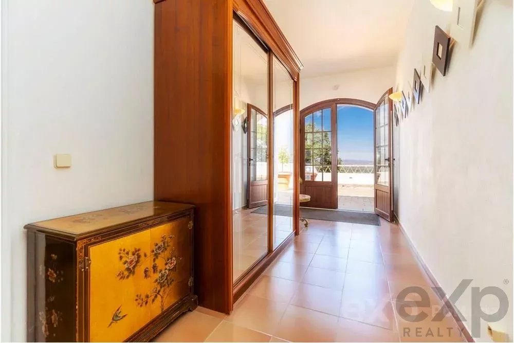 Magnificent property with pool and sea view