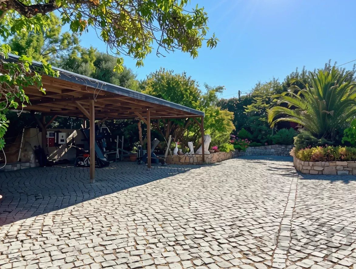 Exclusive property with five independent units and investment potential