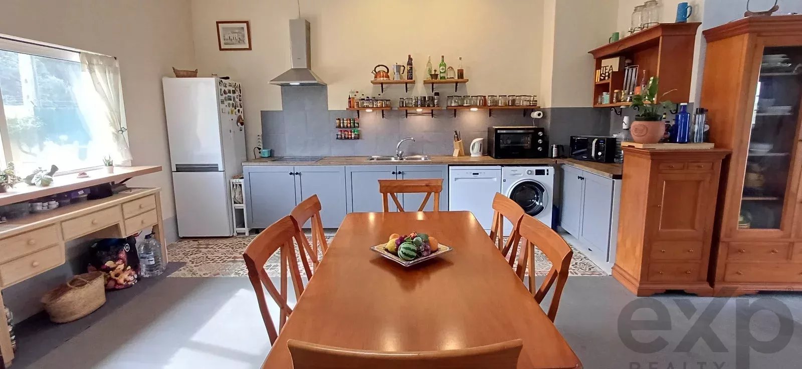 Mixed-use property with 150 m² commercial space, self-contained 2-bedroom apartment and 2,600 m² plot — 3 km from Loulé, Algarve