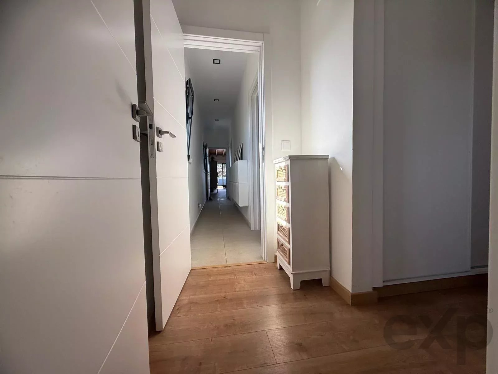 Villa individuelle en Algarve, rénovée en 2023. 4 chambres, 2 salles de bain, 108 m² sur un terrain de 1.100 m². Permis d’agrandissement jusqu’à 300 m². Jardin orienté au sud, piscine, à proximité de l’aéroport de Faro. Idéale pour Airbnb ou pour y vivre en famille.