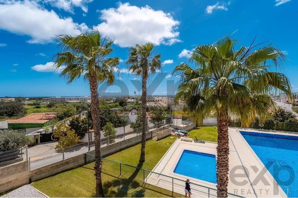 Spacious 4 bedroom apartment in Olhão, located in a luxurious condominium with two shared swimming pools and gym. Expansive interiors and terrace.