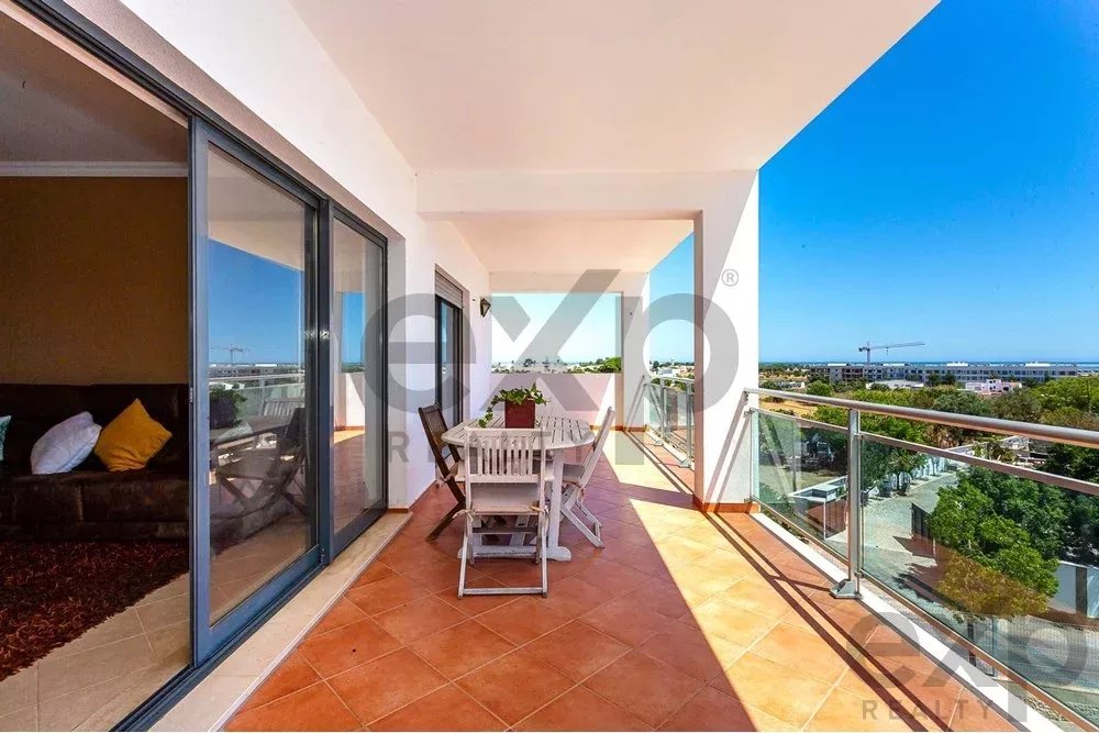 Spacious 4 bedroom apartment in Olhão, located in a luxurious condominium with two shared swimming pools and gym. Expansive interiors and terrace.