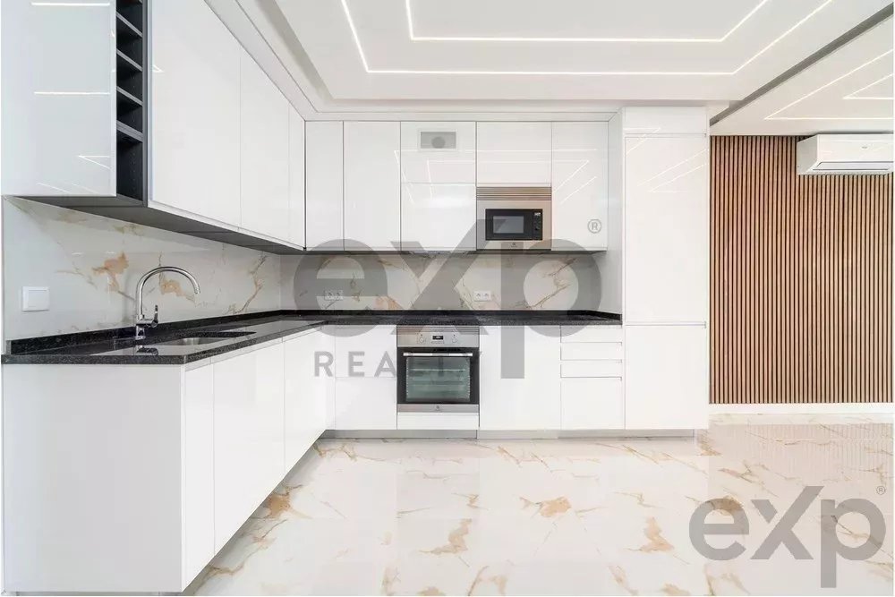 Modern 2-Bedroom Beachfront Apartment in Quarteira