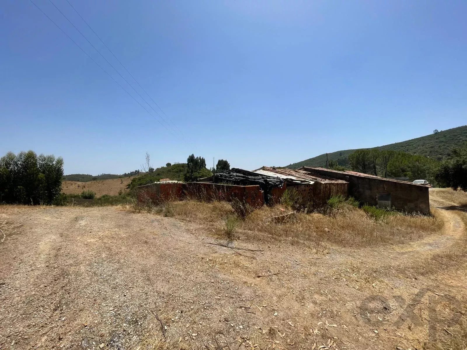 Traditional Farmhouse with Exceptional Equestrian Potential in São Marcos da Serra