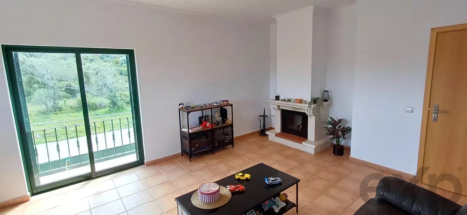 Mixed-use property with 150 m² commercial space, self-contained 2-bedroom apartment and 2,600 m² plot — 3 km from Loulé, Algarve