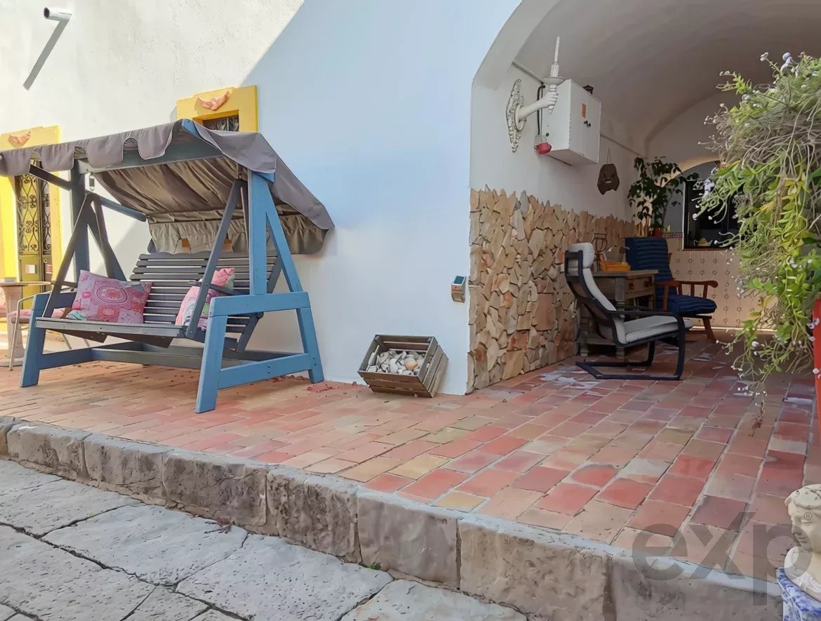 Exclusive property with five independent units and investment potential