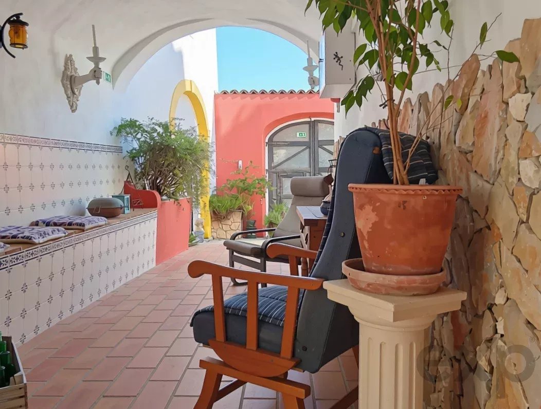 Exclusive property with five independent units and investment potential