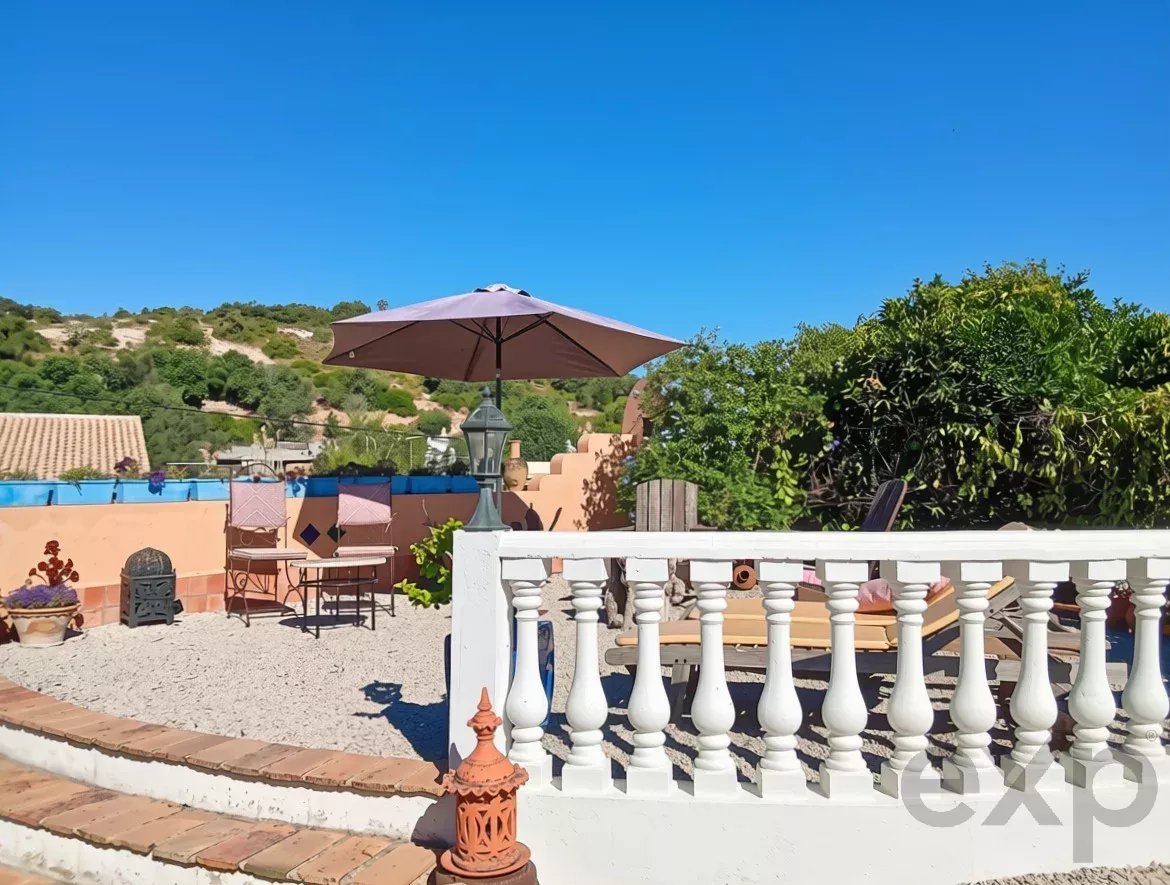 Exclusive property with five independent units and investment potential