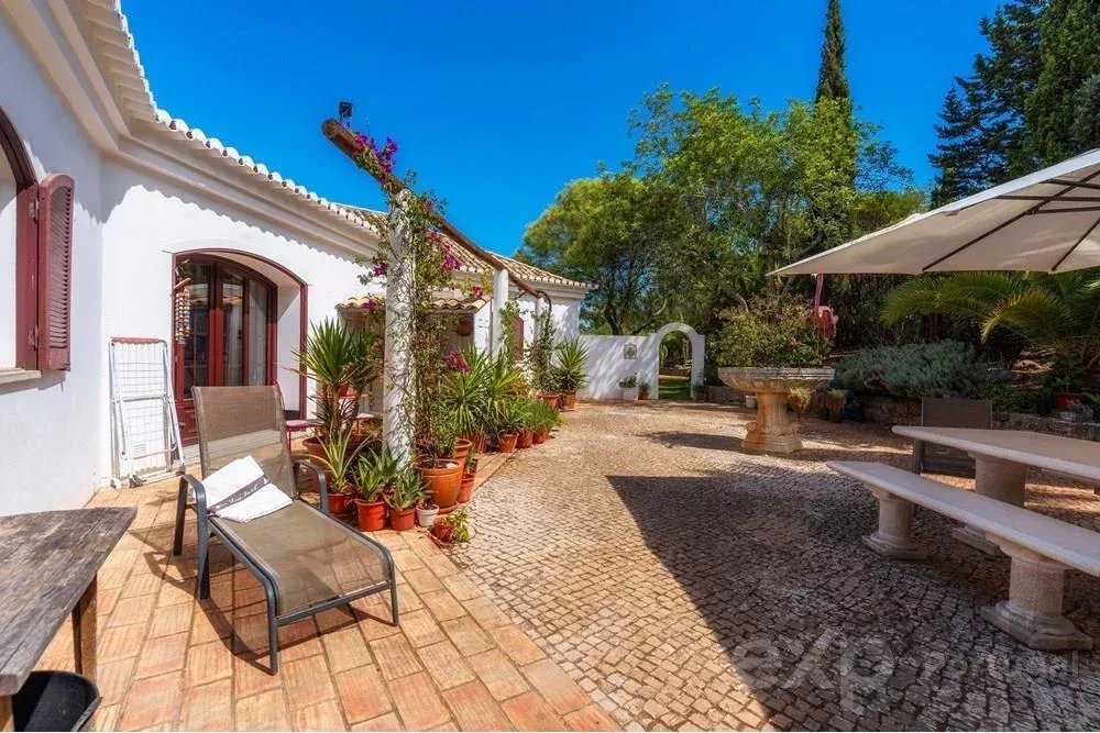 Magnificent property with pool and sea view
