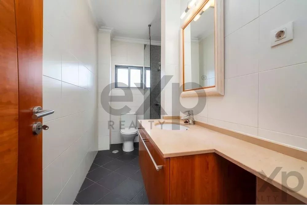 Spacious 4 bedroom apartment in Olhão, located in a luxurious condominium with two shared swimming pools and gym. Expansive interiors and terrace.