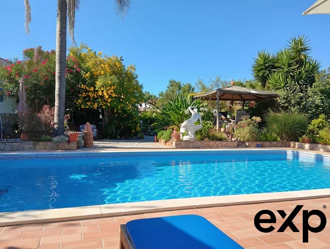 Exclusive property with five independent units and investment potential
