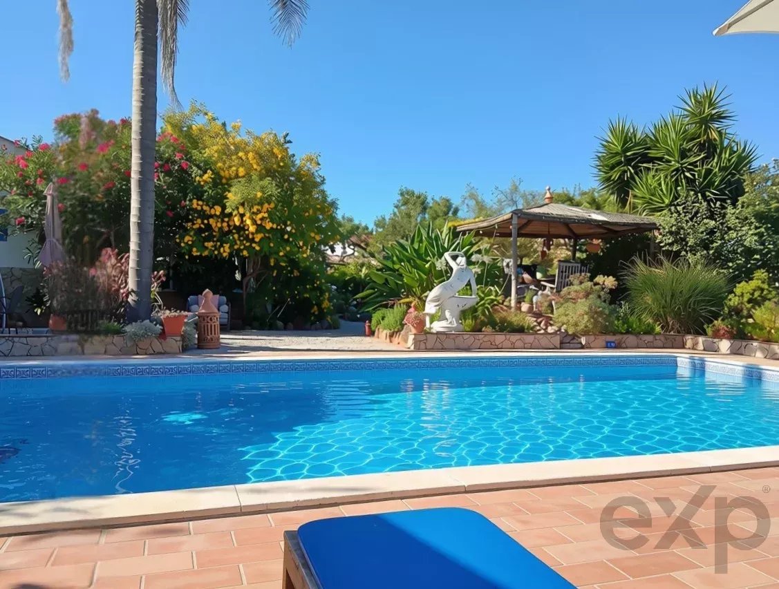 Exclusive property with five independent units and investment potential