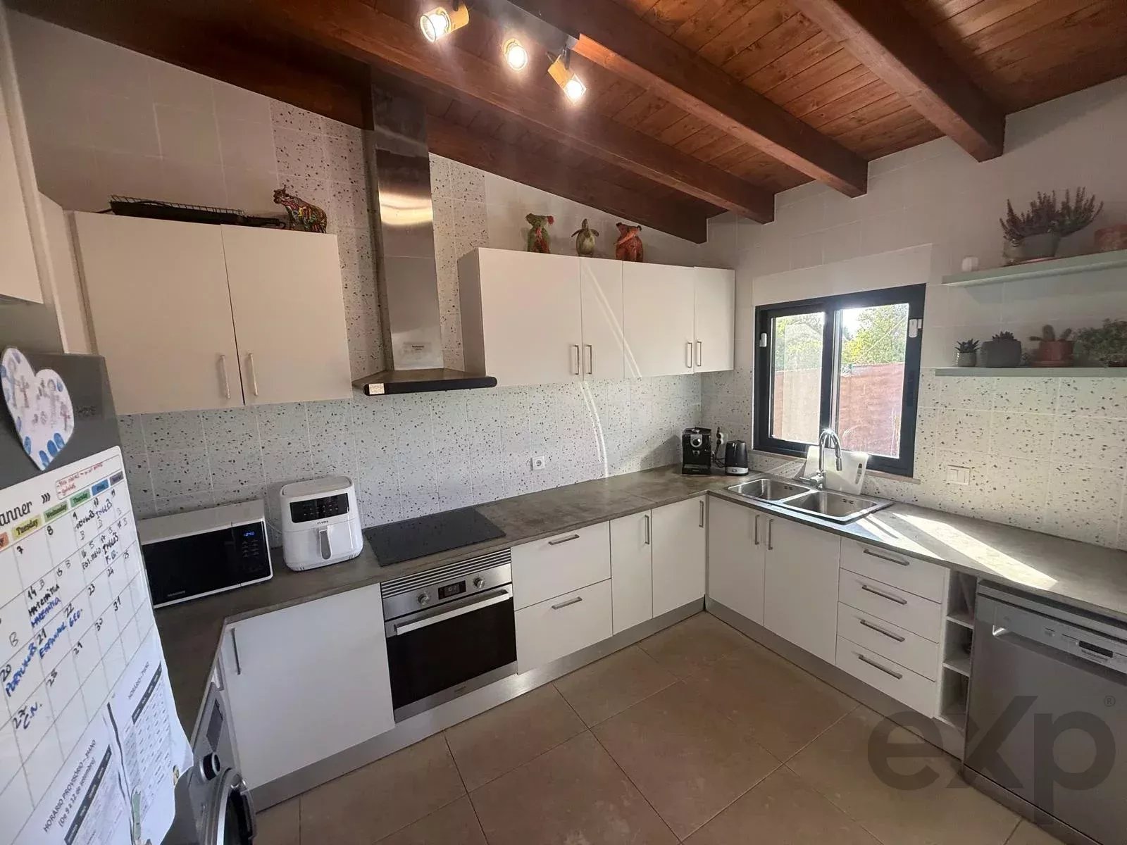 Villa individuelle en Algarve, rénovée en 2023. 4 chambres, 2 salles de bain, 108 m² sur un terrain de 1.100 m². Permis d’agrandissement jusqu’à 300 m². Jardin orienté au sud, piscine, à proximité de l’aéroport de Faro. Idéale pour Airbnb ou pour y vivre en famille.