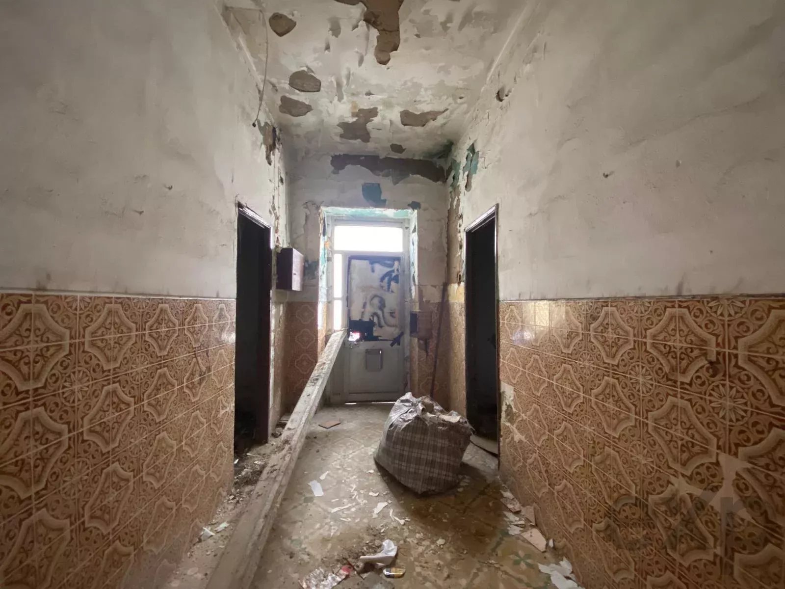 Baugrundstück mit Ruine zur Sanierung – Hohes Potenzial – Historisches Zentrum von Quarteira