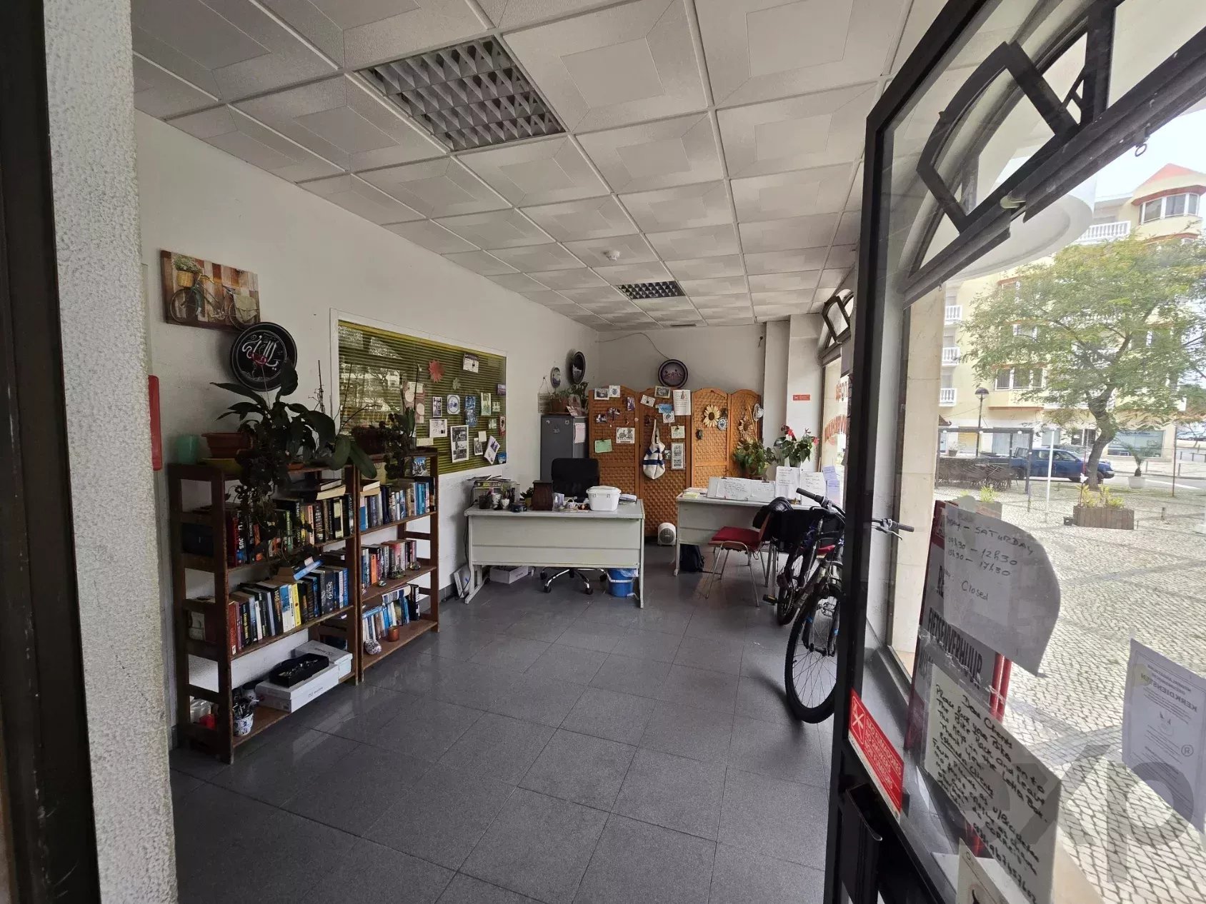 Commercial store of 72 m² in downtown Monte Gordo — business in operation