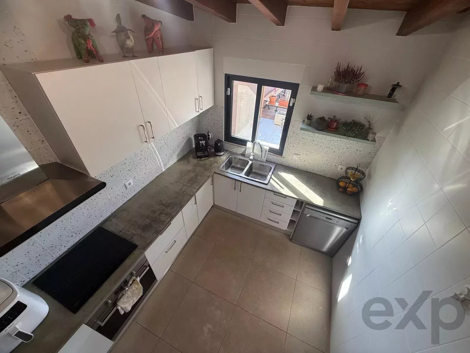 Villa individuelle en Algarve, rénovée en 2023. 4 chambres, 2 salles de bain, 108 m² sur un terrain de 1.100 m². Permis d’agrandissement jusqu’à 300 m². Jardin orienté au sud, piscine, à proximité de l’aéroport de Faro. Idéale pour Airbnb ou pour y vivre en famille.