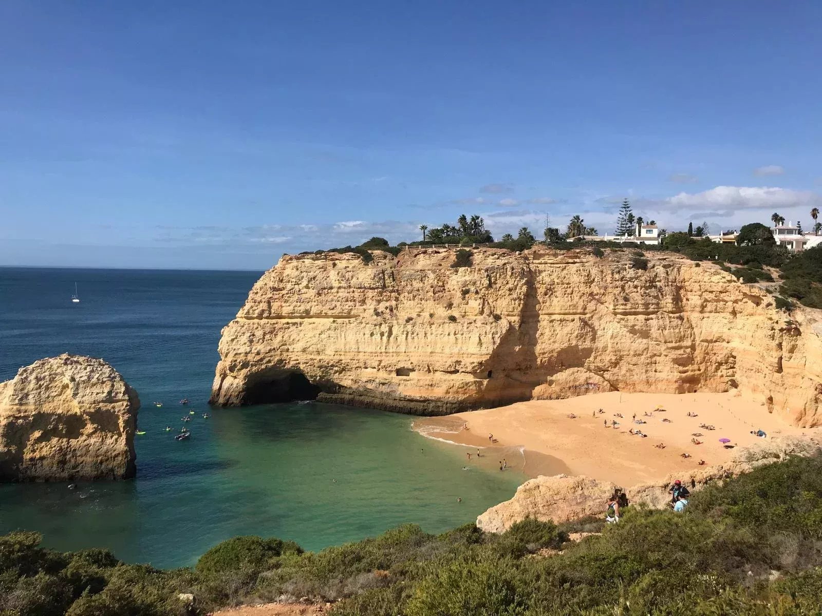 Villa individuelle en Algarve, rénovée en 2023. 4 chambres, 2 salles de bain, 108 m² sur un terrain de 1.100 m². Permis d’agrandissement jusqu’à 300 m². Jardin orienté au sud, piscine, à proximité de l’aéroport de Faro. Idéale pour Airbnb ou pour y vivre en famille.