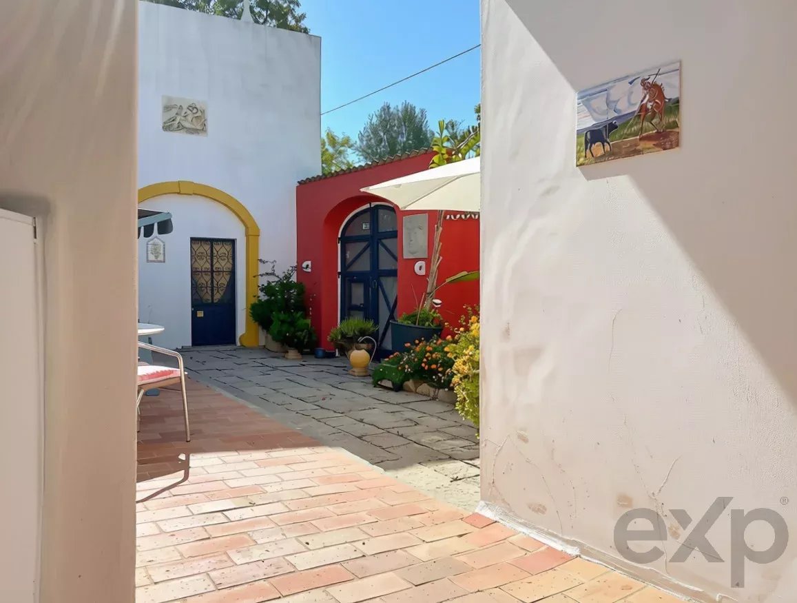 Exclusive property with five independent units and investment potential