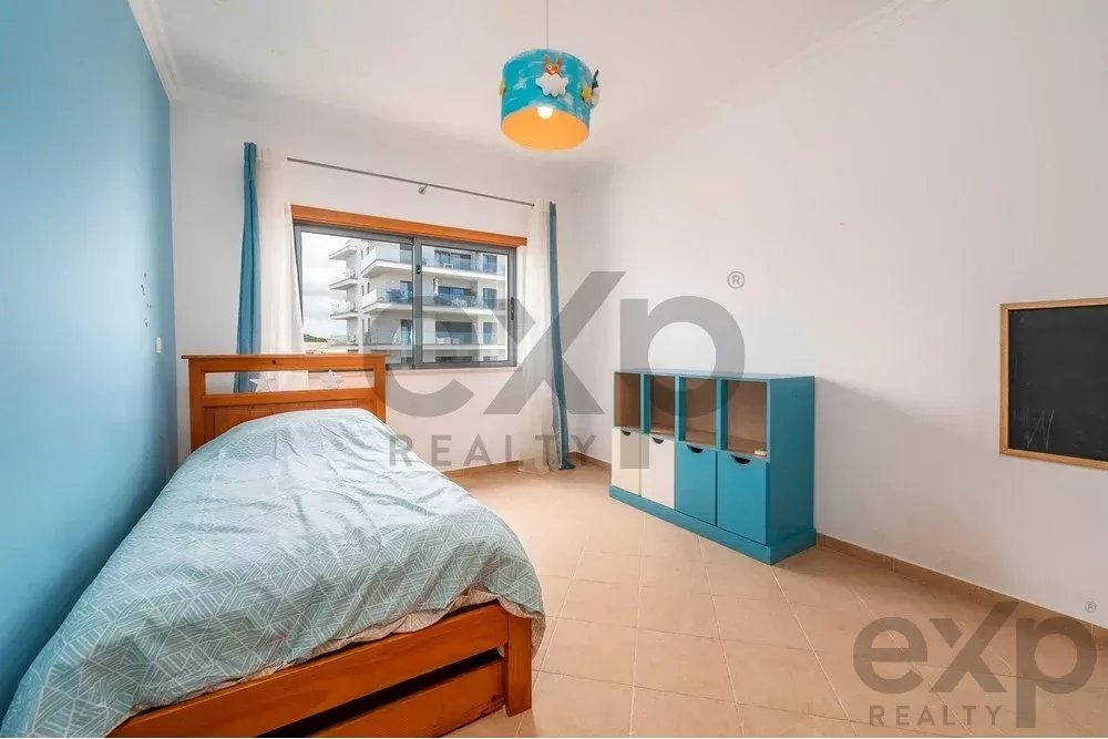 Spacious 4 bedroom apartment in Olhão, located in a luxurious condominium with two shared swimming pools and gym. Expansive interiors and terrace.