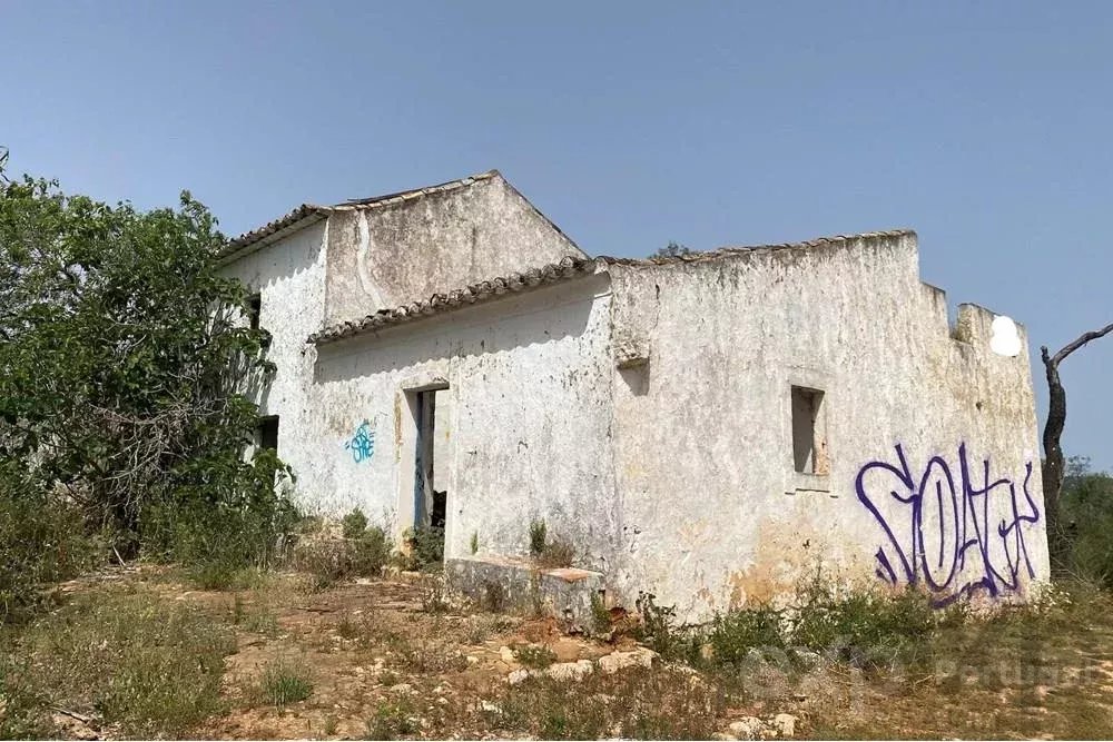 Terrain mixte rustique/urbain avec ruines à vendre dans le district de Faro