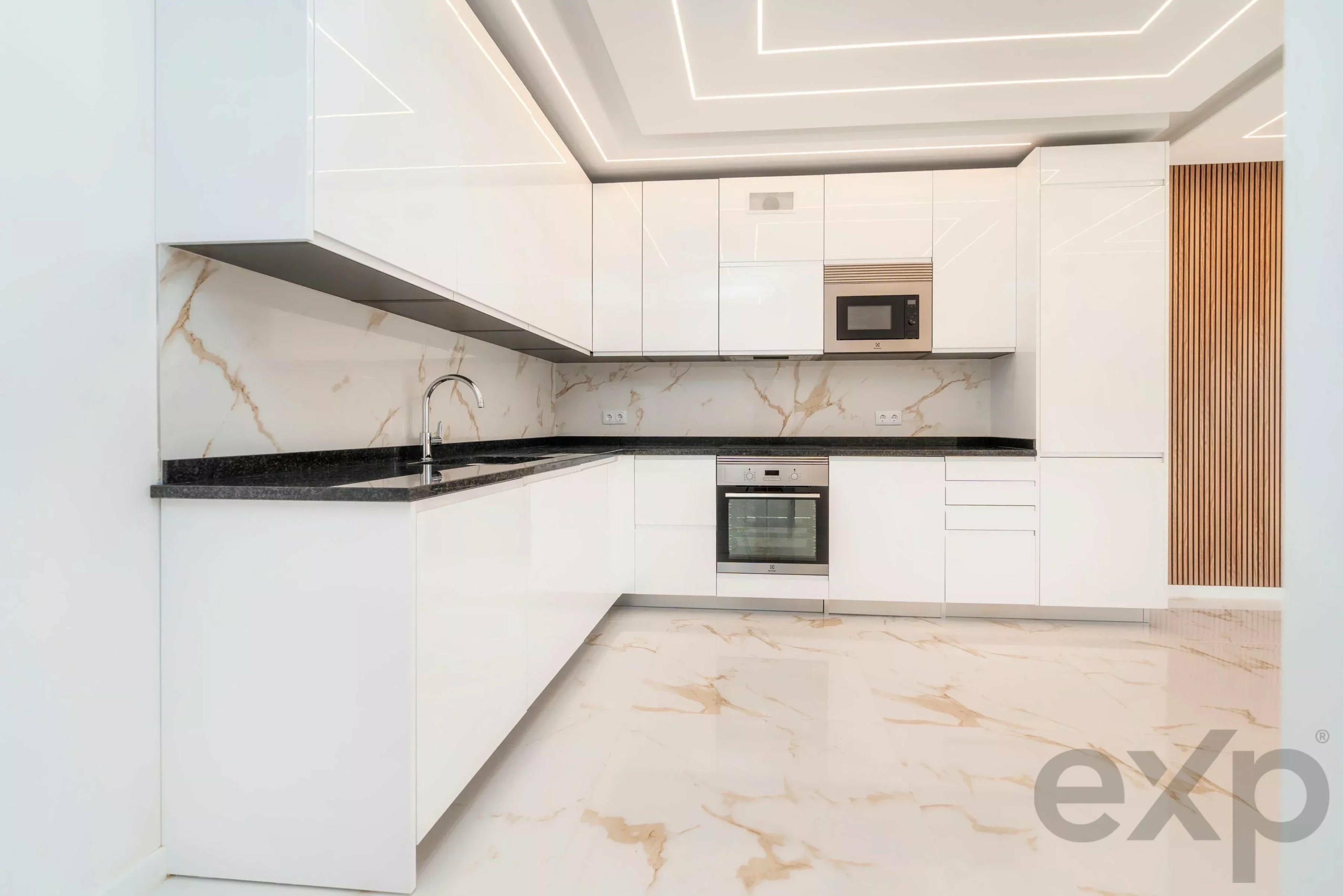 Modern beachfront apartment in Quarteira