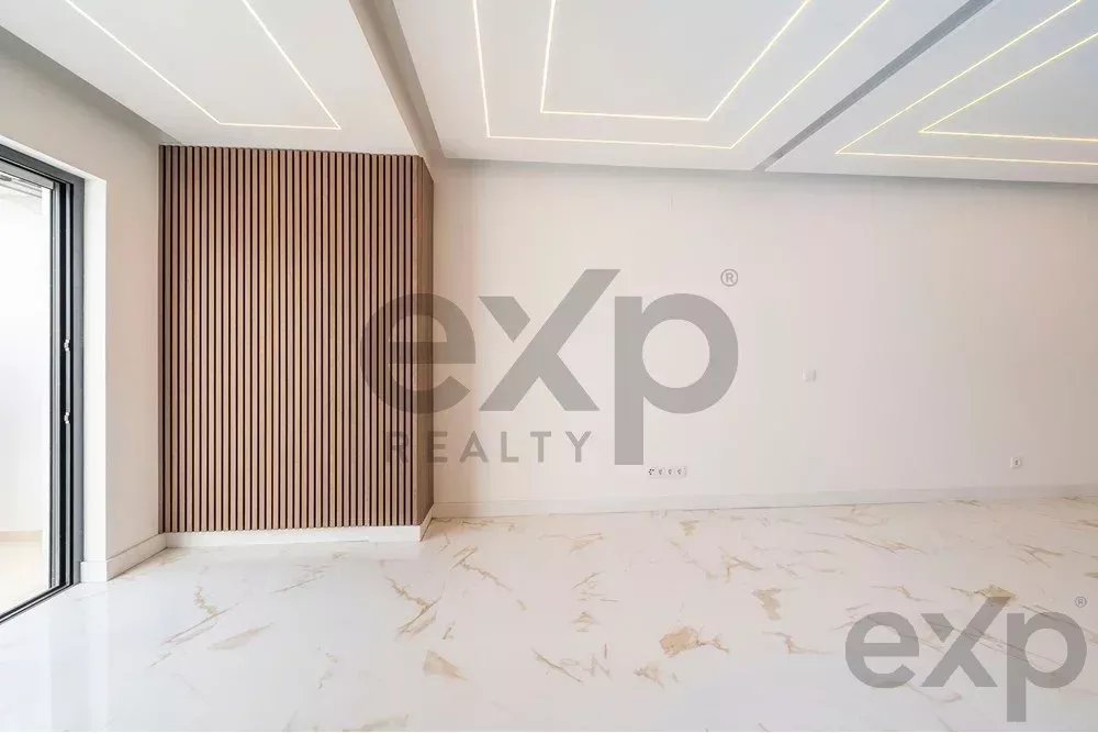 Modern 2-Bedroom Beachfront Apartment in Quarteira