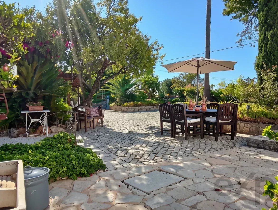 Exclusive property with five independent units and investment potential