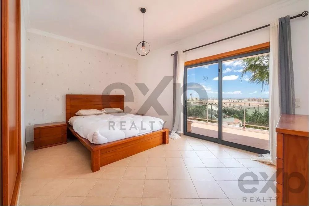 Spacious 4 bedroom apartment in Olhão, located in a luxurious condominium with two shared swimming pools and gym. Expansive interiors and terrace.