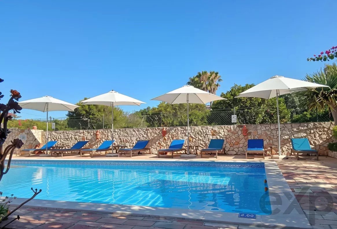 Exclusive property with five independent units and investment potential