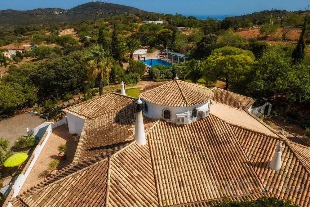 Magnificent property with pool and sea view