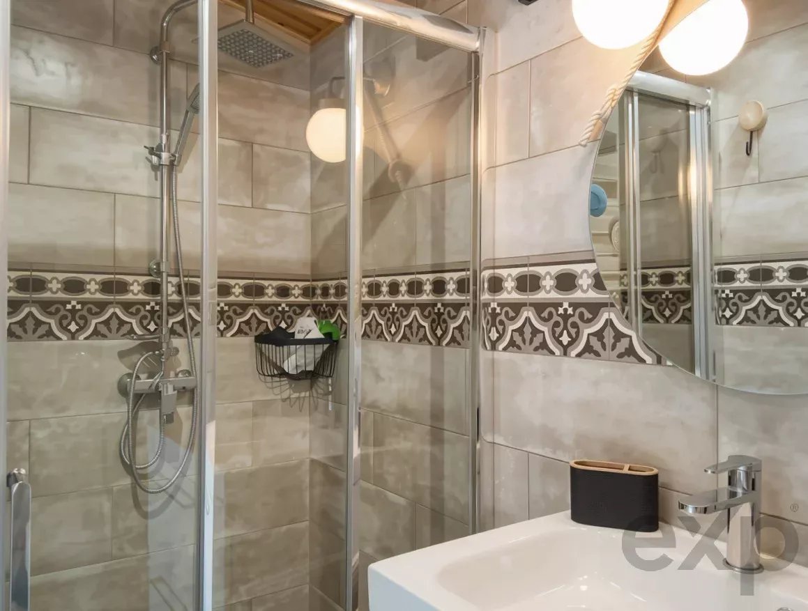 Exclusive property with five independent units and investment potential