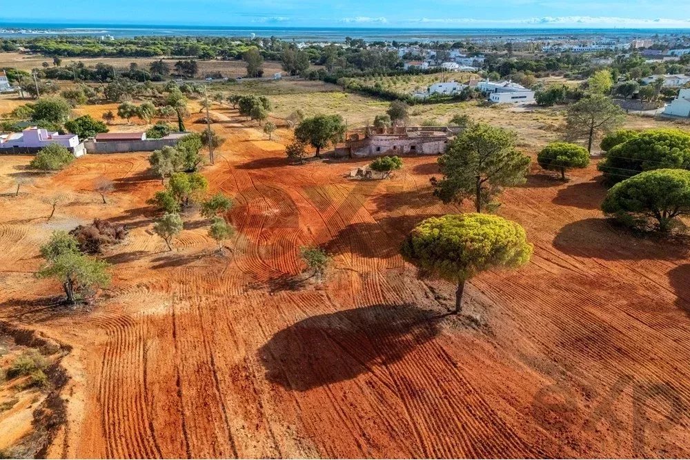 Investment Opportunity – Urban Land with Ruin and Rustic with panoramic sea views in Olhão