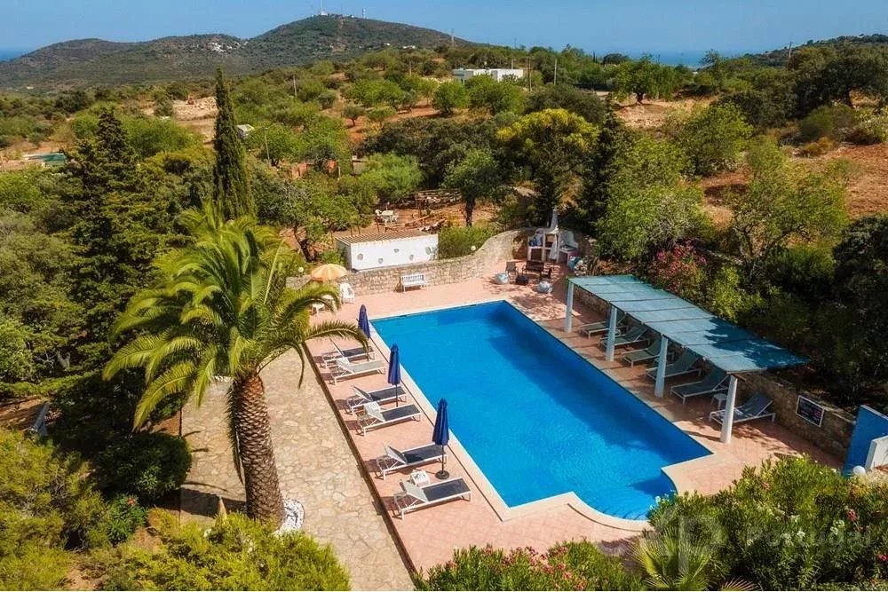 Magnificent property with pool and sea view