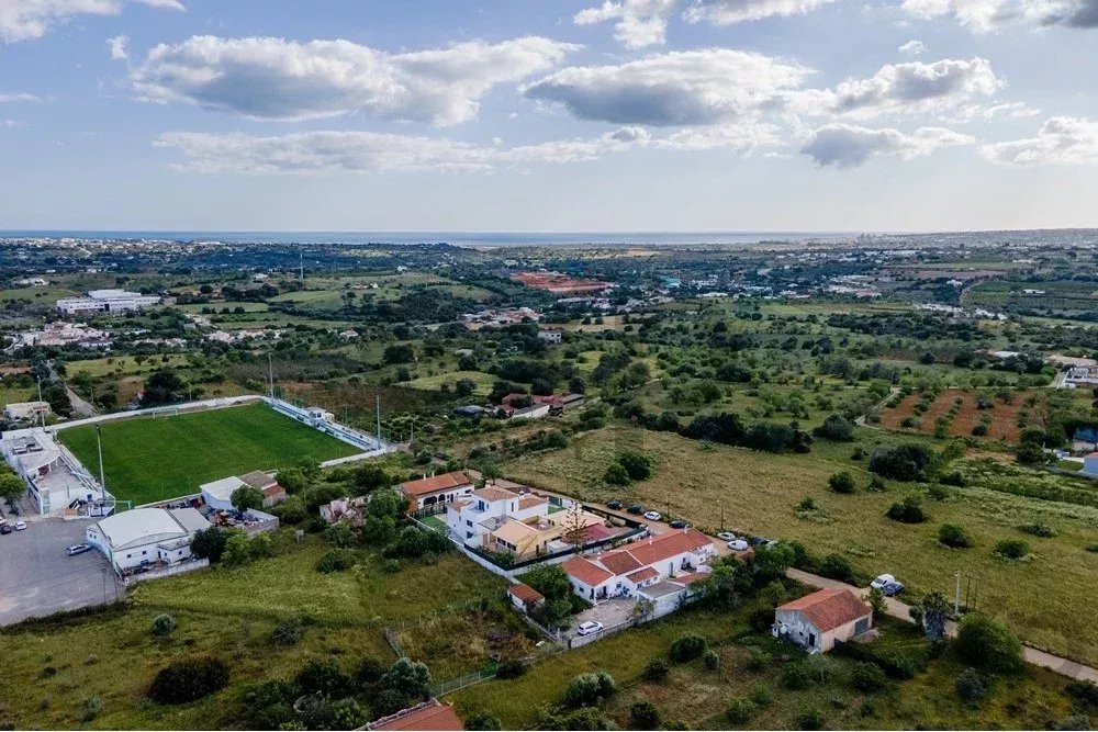 “Moradia isolada de 3 quartos com jardim, estacionamento coberto, vista para o campo, perto da N125 e comércio.”