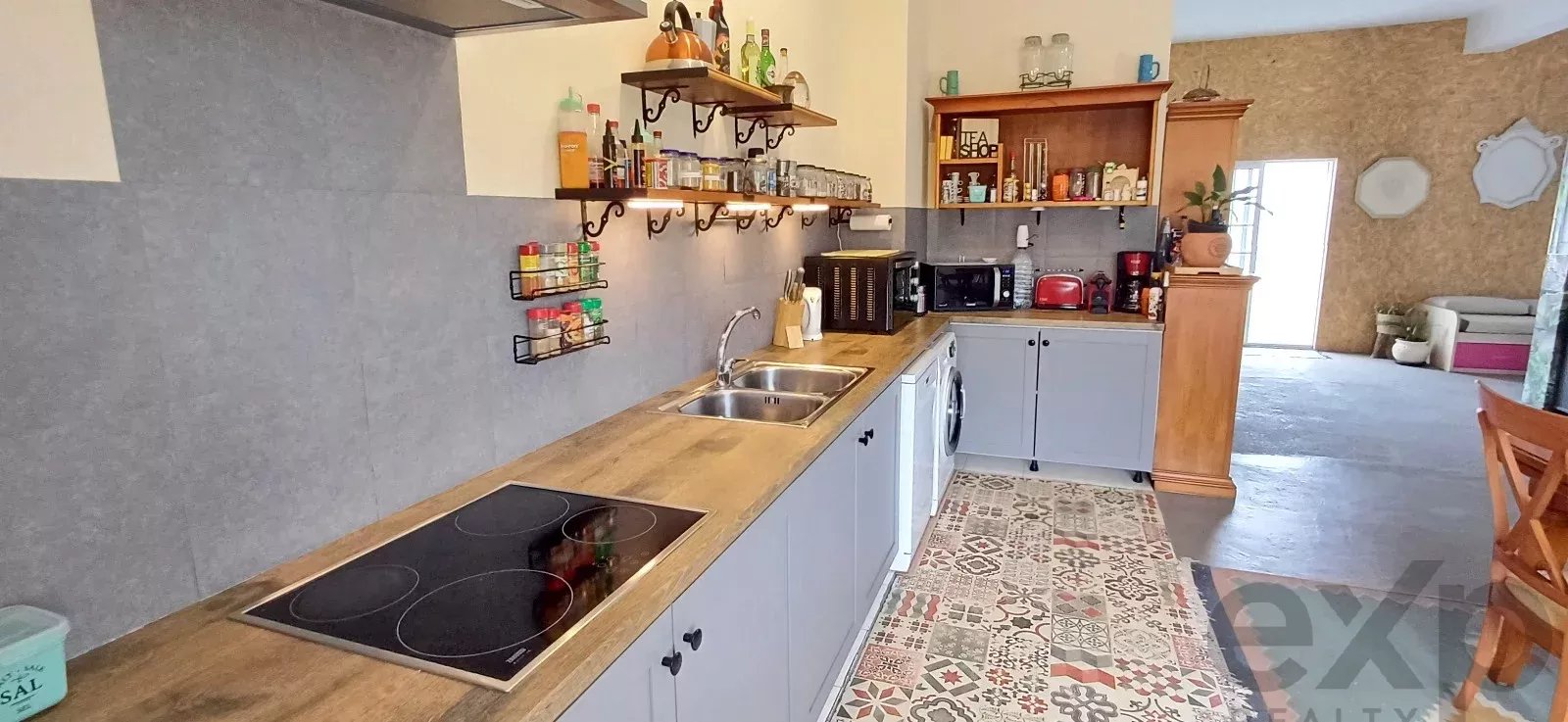 Mixed-use property with 150 m² commercial space, self-contained 2-bedroom apartment and 2,600 m² plot — 3 km from Loulé, Algarve