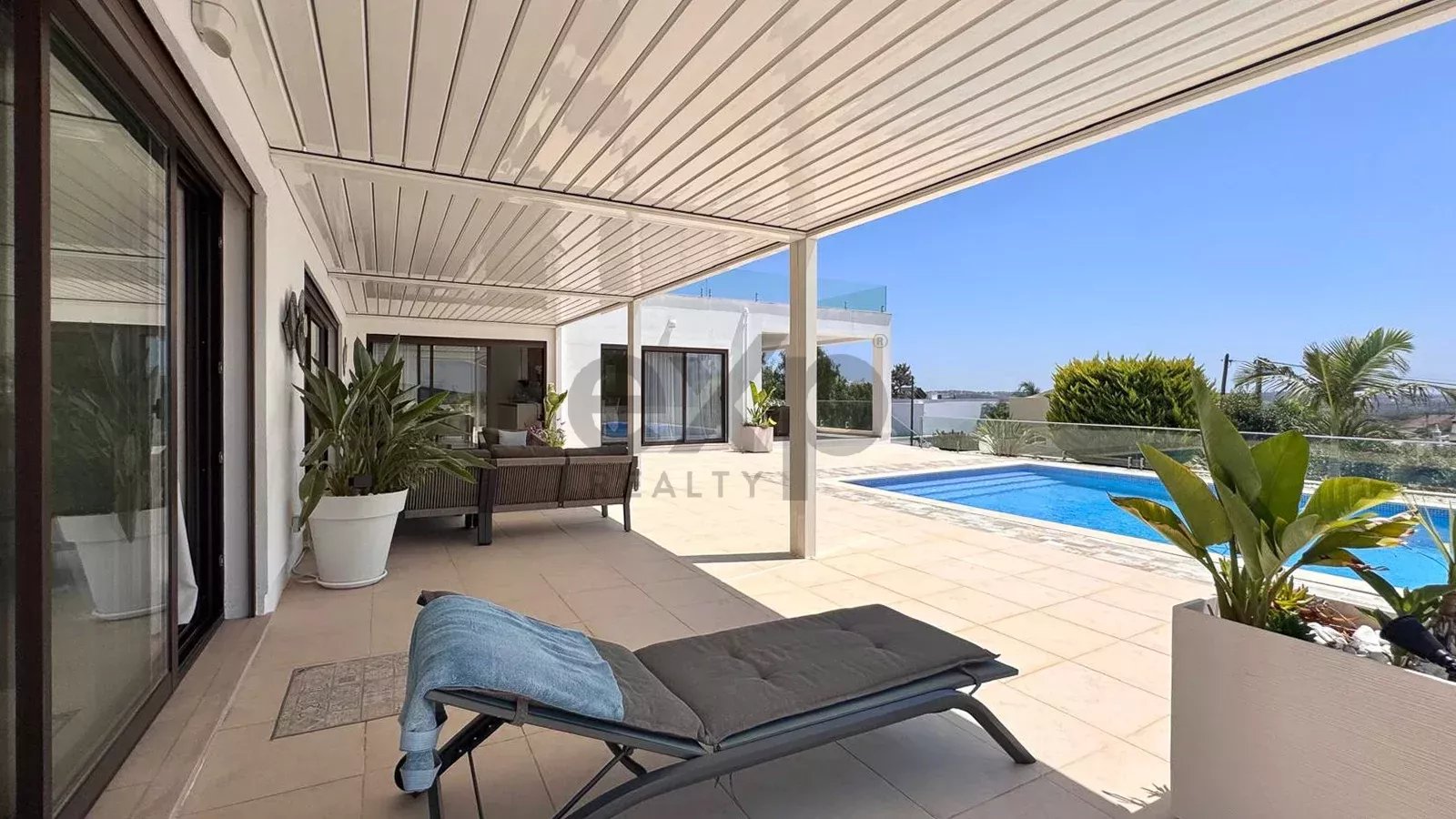 Luxury 4-bedroom villa of 437 m² with swimming pool – Mexilhoeira Grande, Portimão