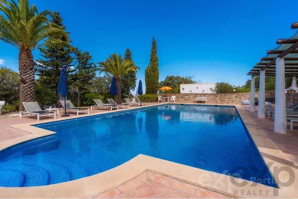 Magnificent property with pool and sea view