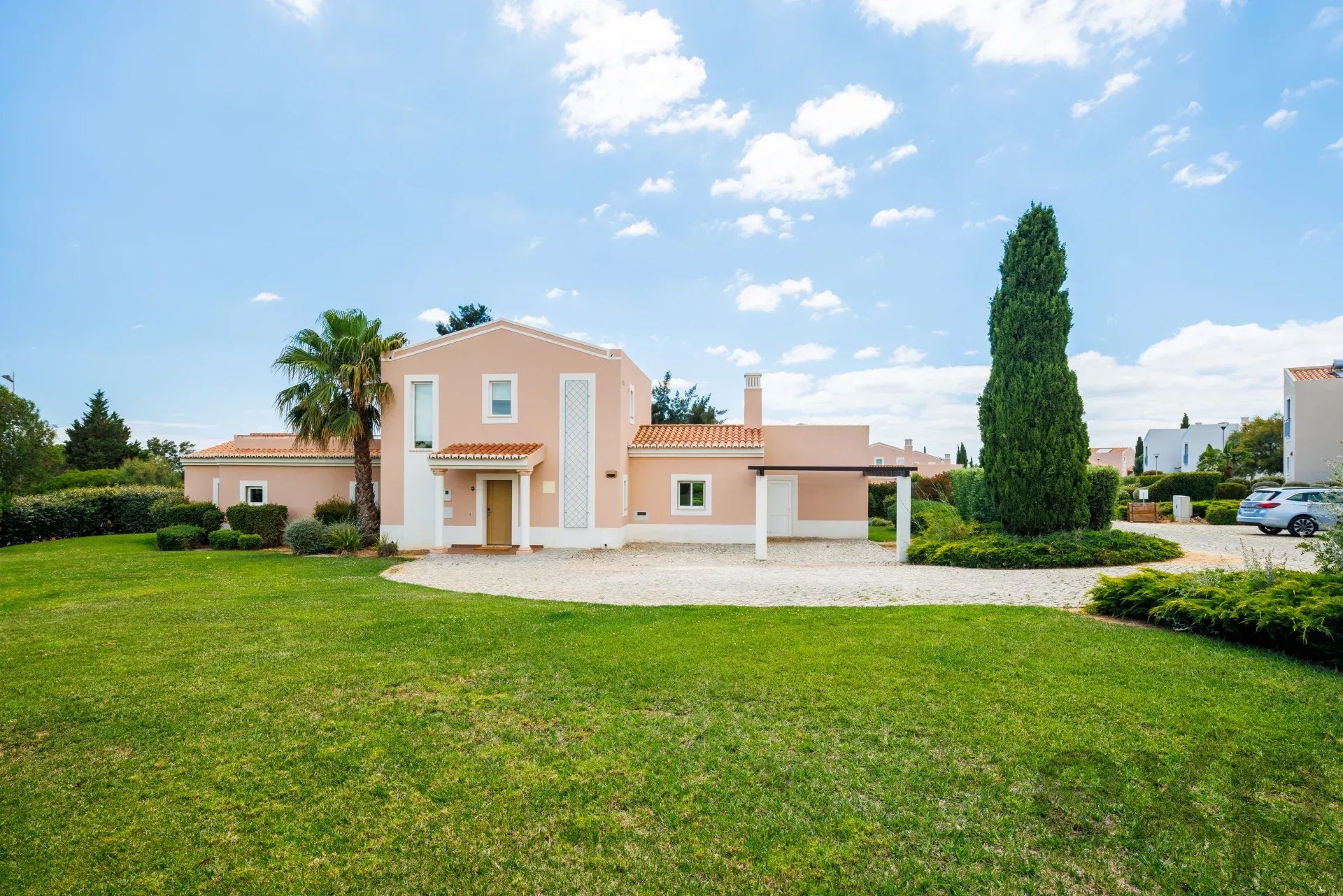 Modern T4 Villa with Private Pool in Vale da Lapa Resort