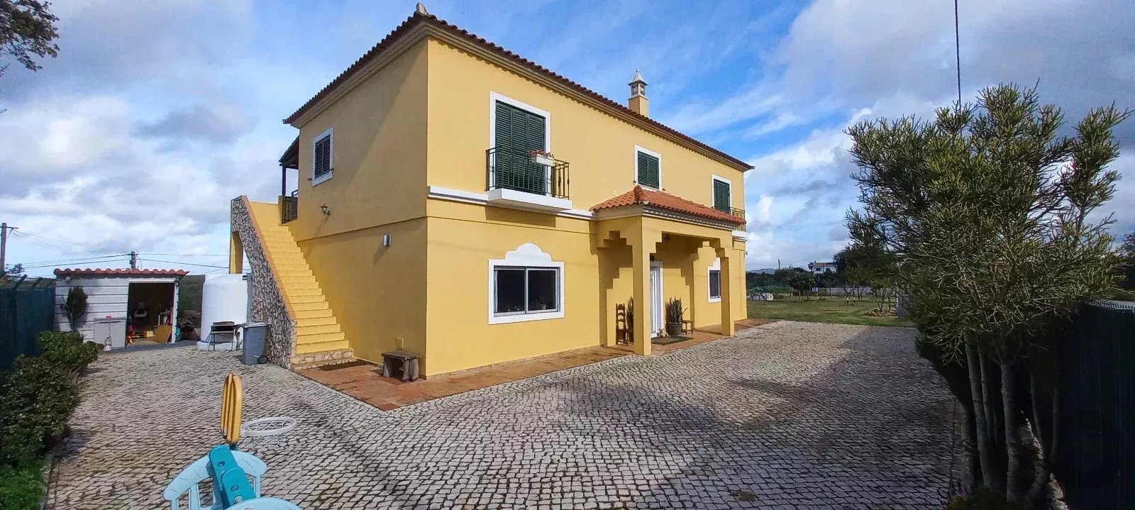 Mixed-use property with 150 m² commercial space, self-contained 2-bedroom apartment and 2,600 m² plot — 3 km from Loulé, Algarve