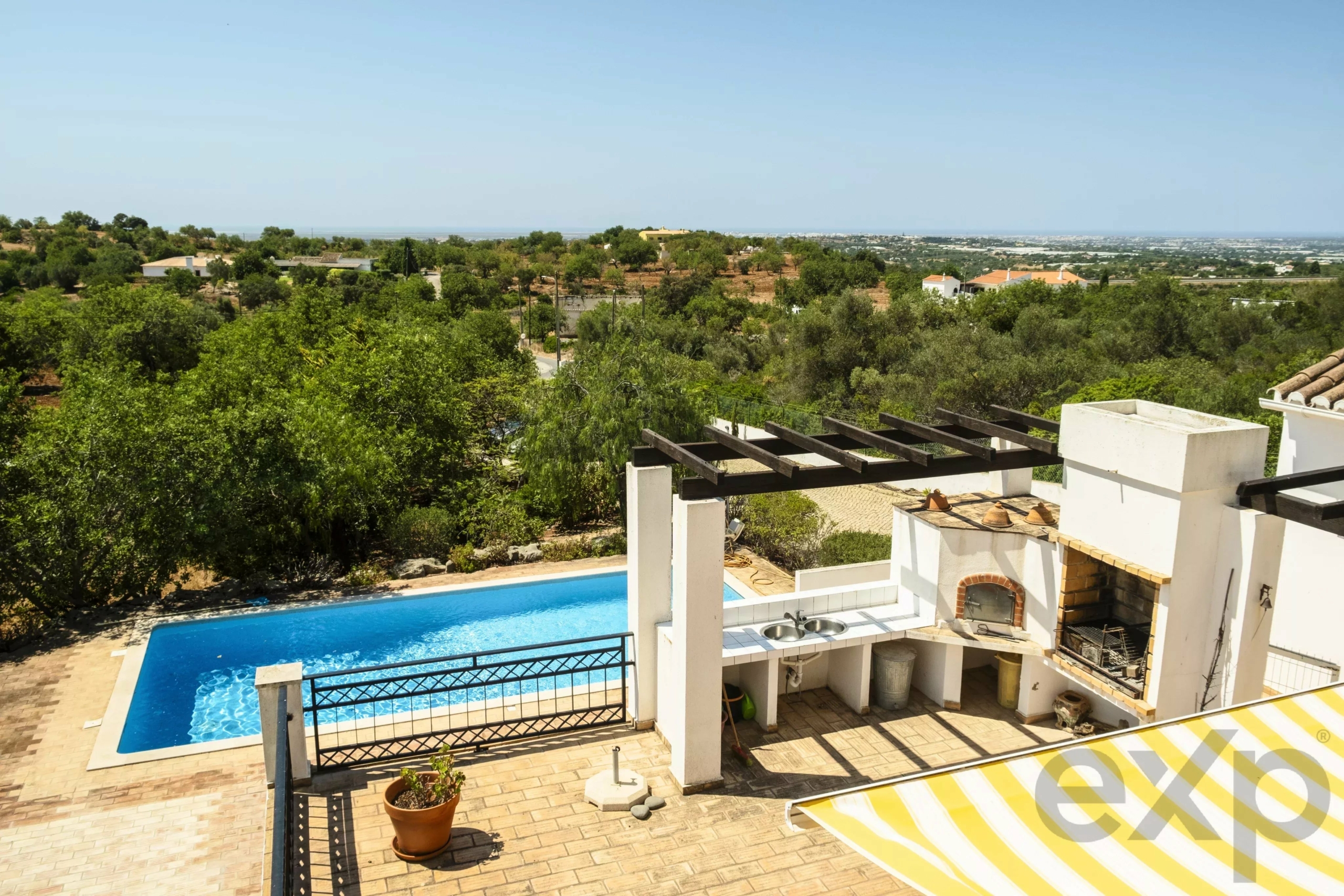 Country house with stunning views over the countryside and sea in the Algarve