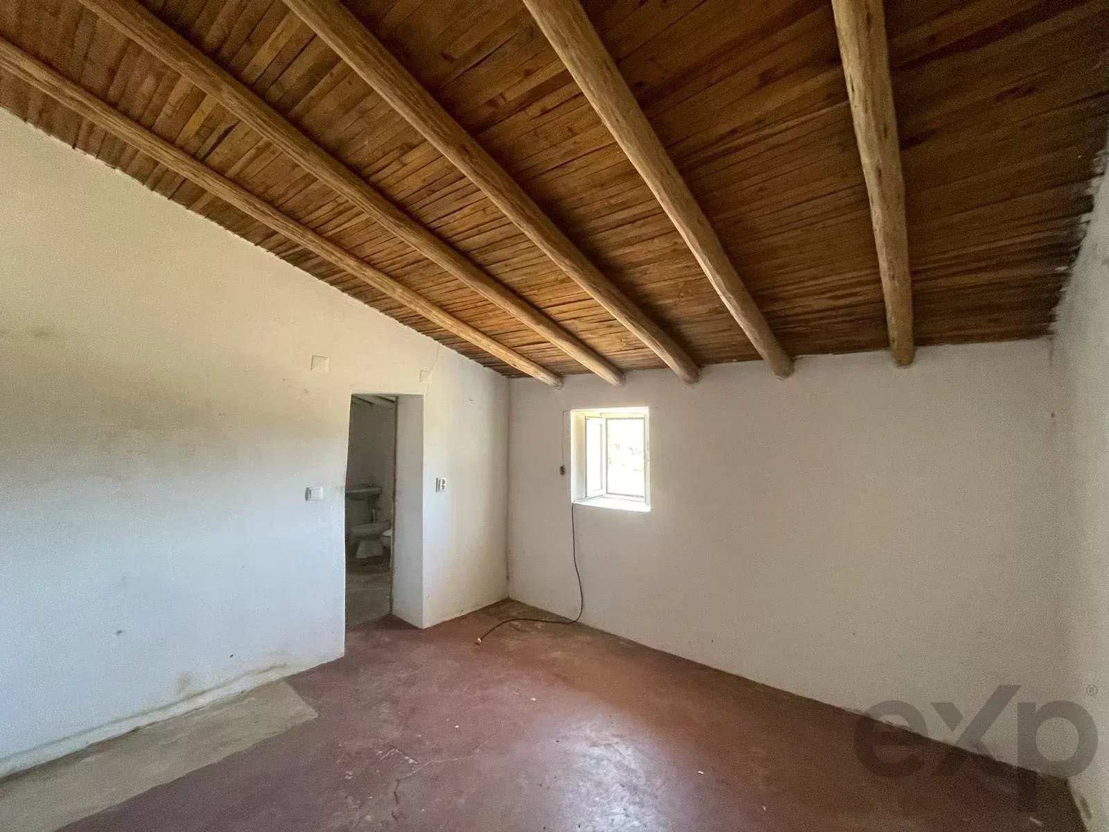 Traditional Farmhouse with Exceptional Equestrian Potential in São Marcos da Serra