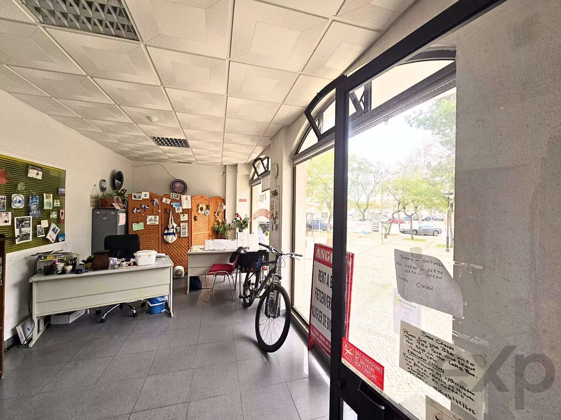Commercial store of 72 m² in downtown Monte Gordo — business in operation