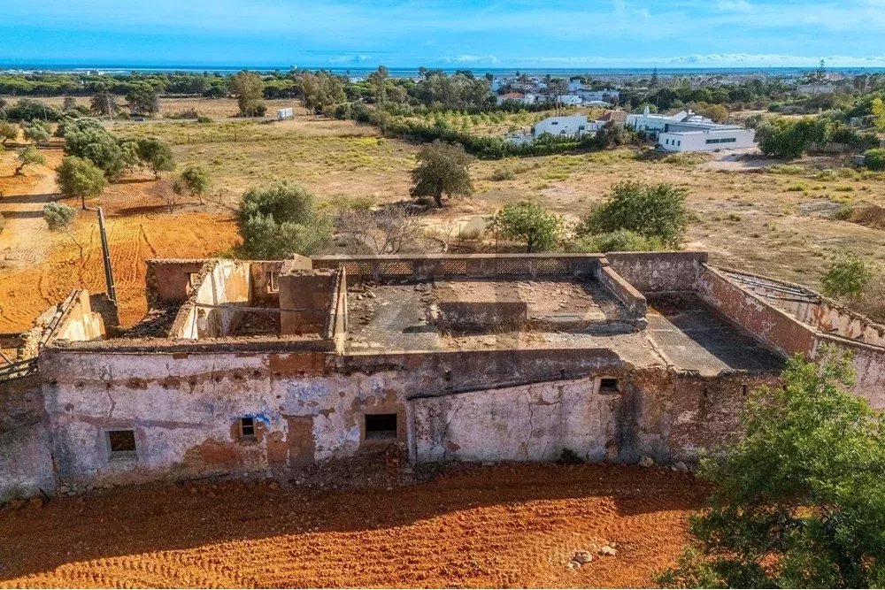 Investment Opportunity – Urban Land with Ruin and Rustic with panoramic sea views in Olhão