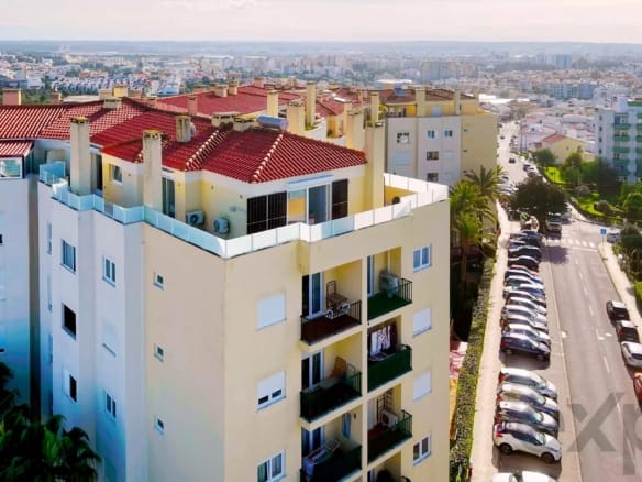 Exclusive 3-bedroom penthouse with a private 119 m² terrace, ocean view Portimão and Alvor, and panoramic views.