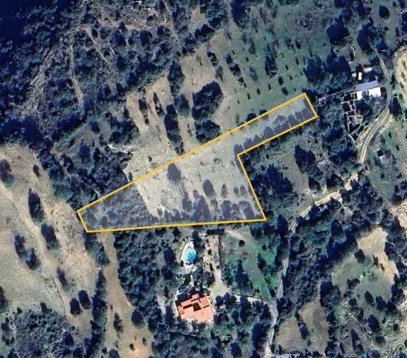 Rustic land in Amendoeira – Estoi