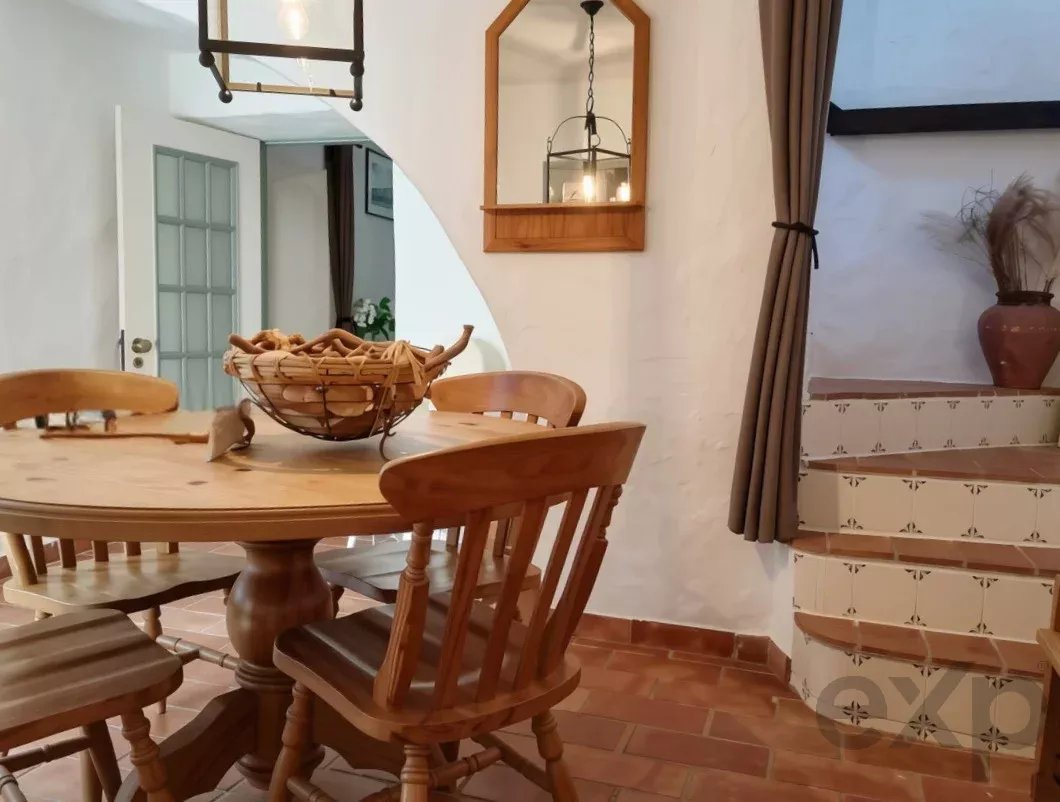 Exclusive property with five independent units and investment potential