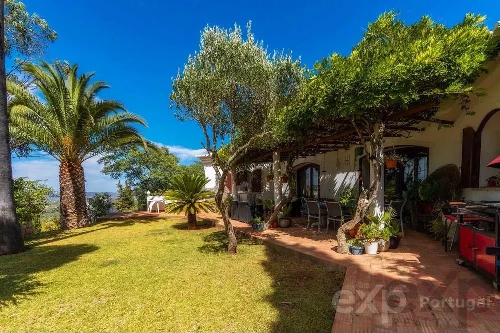 Magnificent property with pool and sea view